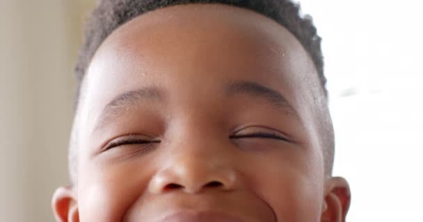 Retrato Cerca Niño Afroamericano Feliz Mirando Cámara Sonriendo Cámara Lenta — Vídeo de stock