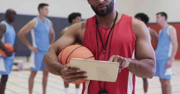 鸟语花香的男篮教练在室内场地用石碑与多样化的男篮 动作缓慢 交流和团队活动 — 图库视频影像