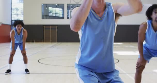 Diverse Männliche Basketballspieler Schießen Ball Und Schütteln Hände Auf Dem — Stockvideo