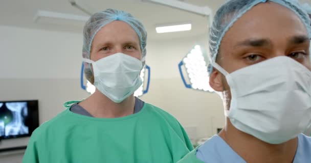 Ameliyathanede Yüz Maskesi Takan Çeşitli Erkek Cerrahların Portresi Yavaş Çekim — Stok video