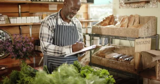 Glücklicher Älterer Afrikanisch Amerikanischer Ladenbesitzer Der Reformhaus Inventur Macht Zeitlupe — Stockvideo