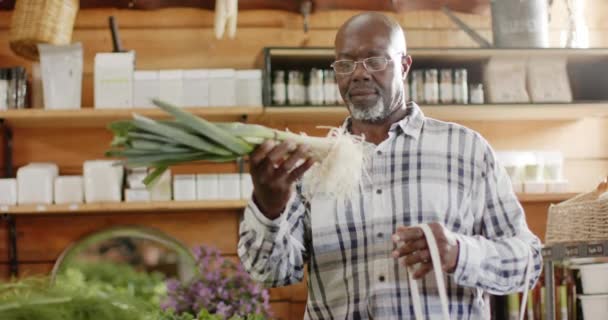 Senior Afroameričan Nakupuje Obchodě Zdravou Výživou Zpomaluje Nakupování Ekologické Potraviny — Stock video