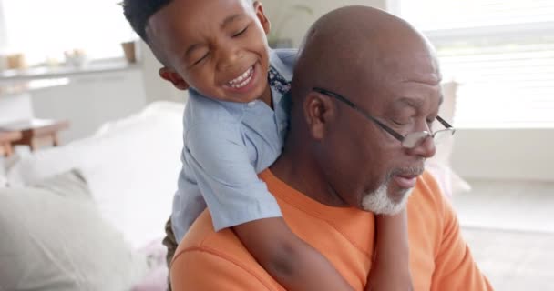 Счастливые Африканский Внук Дедушка Обнимаются Улыбаются Дома Диване Замедленная Съемка — стоковое видео