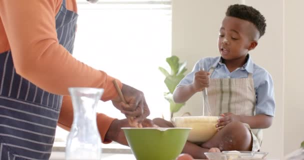 Χαρούμενος Αφροαμερικάνος Παππούς Και Εγγονός Χαμογελαστοί Ψήσιμο Στην Κουζίνα Αργή — Αρχείο Βίντεο