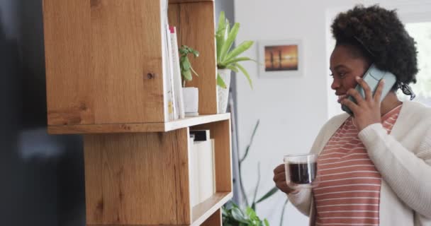 Happy African American Wanita Minum Teh Dan Berbicara Smartphone Rumah — Stok Video