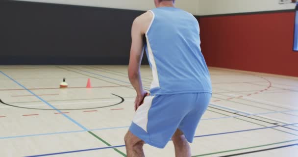 Kaukasische Männliche Basketballspieler Schießen Ball Auf Korb Training Der Halle — Stockvideo
