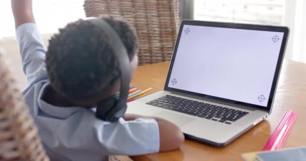 Afrikanischer Junge Mit Laptop Erhobene Hand Online Unterricht Zeitlupe Kopierraum — Stockvideo