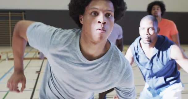 Diverse Männliche Basketballspieler Aktion Beim Spiel Auf Dem Innenhof Zeitlupe — Stockvideo