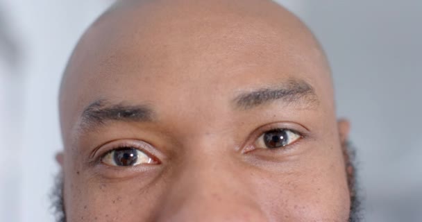 Porträtt Lycklig Afrikansk Amerikansk Manlig Läkare Tittar Kameran Korridoren Slow — Stockvideo