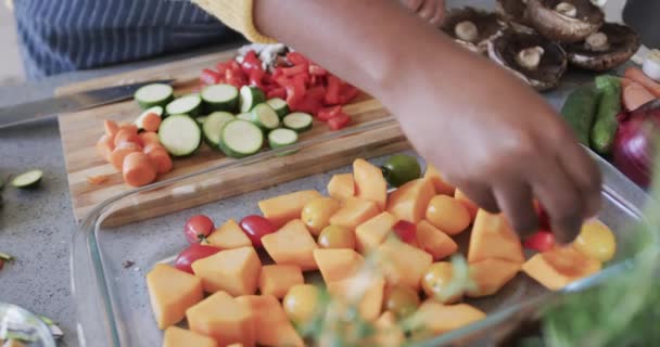 Middel Afrikansk Amerikansk Kvinna Förkläde Förbereder Grönsaker Köket Slow Motion — Stockvideo