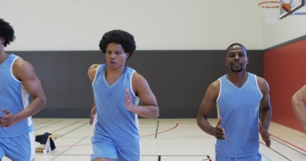 Konzentriertes Training Der Männlichen Basketballmannschaft Sprinten Auf Dem Indoor Court — Stockvideo