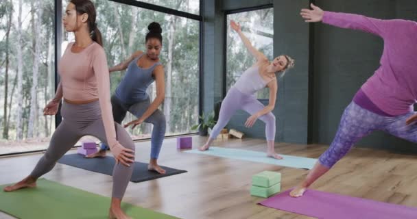 Yoga Dersinde Kadın Antrenörle Birlikte Paspaslara Uzanan Farklı Kadınlara Odaklanmış — Stok video