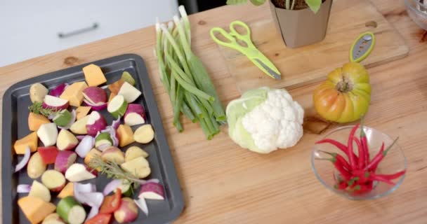 Zbliżenie Warzyw Przypraw Kuchni Zwolnione Tempo Gotowanie Jedzenie Zdrowe Życie — Wideo stockowe