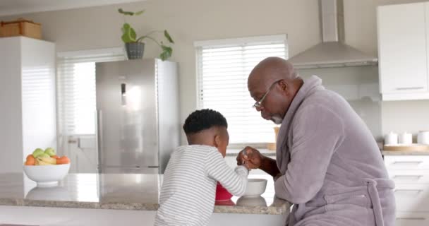 Χαρούμενος Αφροαμερικάνος Παππούς Που Τρώει Πρωινό Μιλώντας Τον Εγγονό Του — Αρχείο Βίντεο