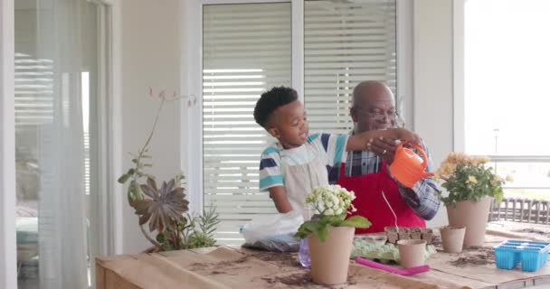 아프리카계 미국인 할아버지와 발코니 슬로우 모션에 생활양식 동일성 변하지 — 비디오