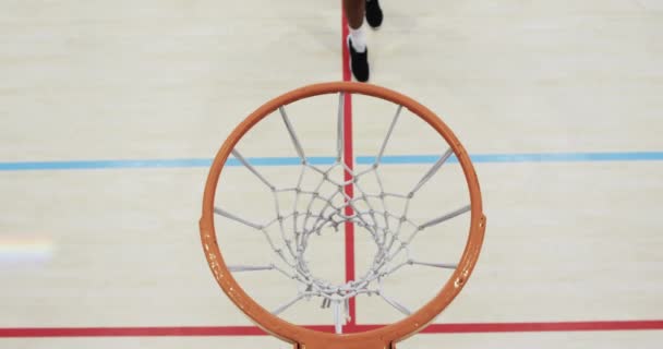 Hög Vinkel Afrikansk Amerikansk Manliga Basketspelare Skjuta Bollen Hoop Planen — Stockvideo