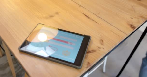 Akıllı Arayüzü Olan Tablet Mutfaktaki Ahşap Masada Ağır Çekimde Letişim — Stok video