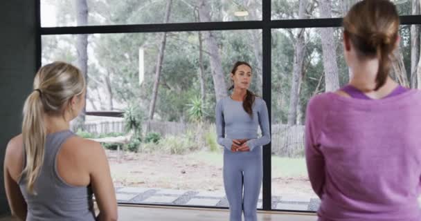 Gelukkige Vrouwelijke Biracial Bank Uit Leggen Yoga Klasse Slow Motion — Stockvideo