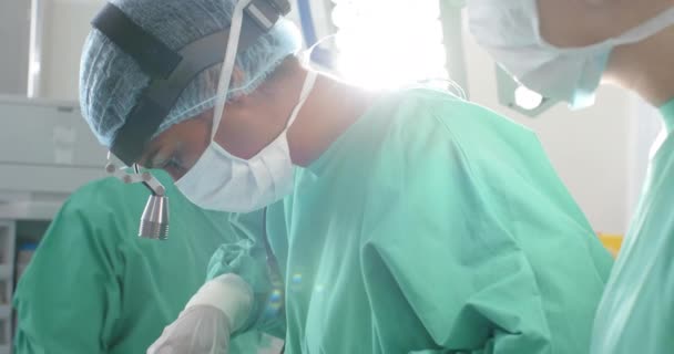 Retrato Cirurgiã Birracial Usando Lanterna Cabeça Sala Operações Câmera Lenta — Vídeo de Stock