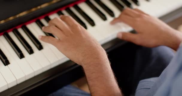 Primo Piano Mani Uomo Biraciale Che Suona Pianoforte Casa Rallentatore — Video Stock