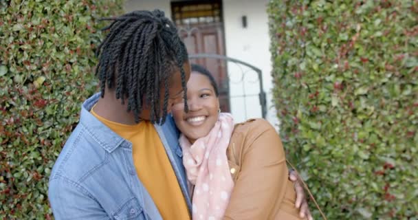 幸せなアフリカ系アメリカ人のカップルの肖像画を受け入れ 家の外に立って スローモーション プロパティ 住宅所有権 団結と国内生活 変更されない — ストック動画