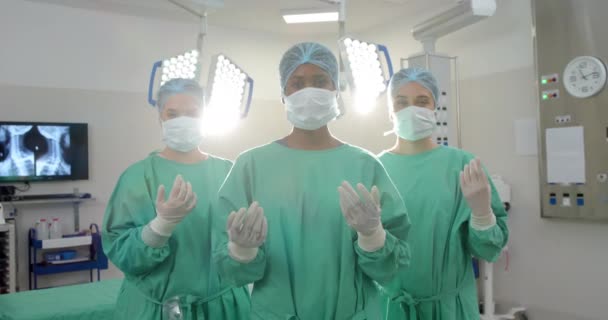 Retrato Diversas Cirurgiãs Usando Batas Cirúrgicas Sala Operações Câmera Lenta — Vídeo de Stock