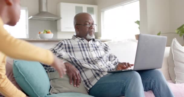 Африканский Дедушка Американец Внуком Использует Ноутбук Диване Дома Замедленная Съемка — стоковое видео