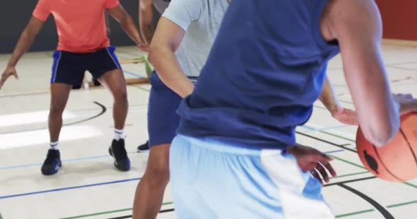 不同的男篮队员在室内场地上运球和拦网 动作缓慢 竞赛和小组活动 — 图库视频影像