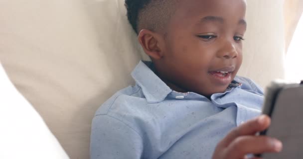 Feliz Chico Afroamericano Acostado Sofá Usando Tableta Casa Cámara Lenta — Vídeos de Stock