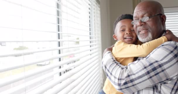 Feliz Neto Afro Americano Avô Abraçando Pela Janela Casa Câmera — Vídeo de Stock