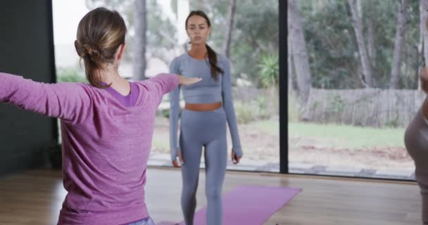 Konzentrierte Frauen Die Sich Yoga Kurs Mit Trainerin Gemeinsam Auf — Stockvideo