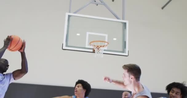 Divers Joueurs Masculins Basket Ball Passant Ballon Bloquant Pendant Match — Video