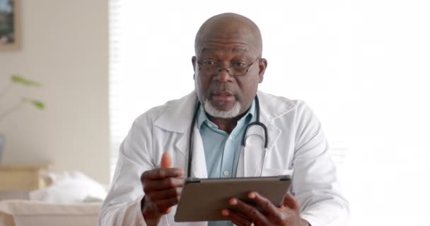 Ανώτερος Αφροαμερικανός Γιατρός Που Χρησιμοποιεί Τάμπλετ Κάνοντας Βιντεοκλήση Αργή Κίνηση — Αρχείο Βίντεο