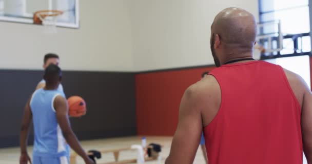 Mångsidig Manlig Baskettränare Som Instruerar Lagträning Vid Inomhusplanen Slow Motion — Stockvideo