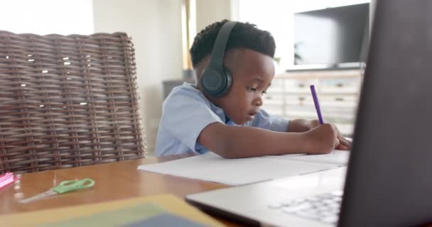 Счастливый Африканский Американец Наушниках Использующий Ноутбук Онлайн Занятий Дома Замедленная — стоковое видео