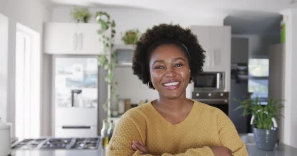 Muotokuva Onnellisesta Afrikkalaisesta Amerikkalaisesta Naisesta Hymyilemässä Keittiössä Hidastettuna Elämäntapa Koti — kuvapankkivideo