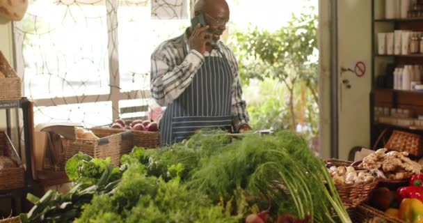 Happy Senior African American Male Shopkeeper Talking Smartphone Health Food — Stock Video