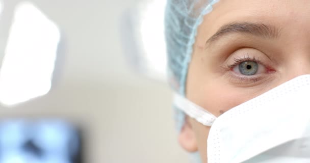 Retrato Cirurgiã Caucasiana Usando Máscara Facial Sala Operações Espaço Cópia — Vídeo de Stock