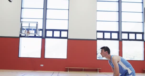 Kaukasisk Basketballspiller Som Spiller Basket Travbanen Trener Innendørsbane Sakte Film – stockvideo