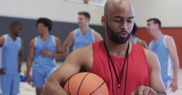 Portrait Eines Zweirassigen Männlichen Basketballtrainers Auf Dem Innenhof Mit Einer — Stockvideo