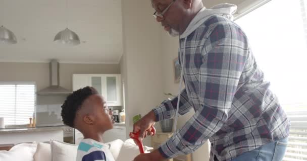 Šťastný Africký Americký Dědeček Vnuk Držící Ruce Usmívající Doma Zpomalený — Stock video