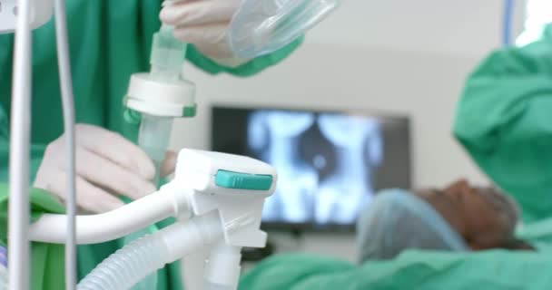 Zróżnicowani Chirurdzy Podający Znieczulenie Pacjentowi Sali Operacyjnej Zwolnione Tempo Szpital — Wideo stockowe