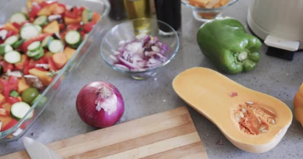 キッチンのワークデスクで野菜 ハーブ コンポストビン スローモーションのクローズアップ 食べ物 健康的な生活 エコロジー リサイクル 家庭生活 — ストック動画