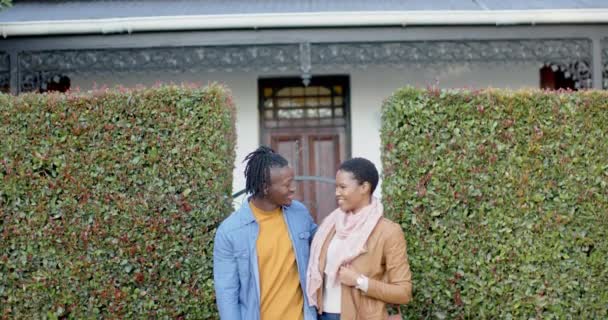 幸せなアフリカ系アメリカ人のカップルの肖像画を受け入れ 家の外に立って スローモーション プロパティ 住宅所有権 団結と国内生活 変更されない — ストック動画