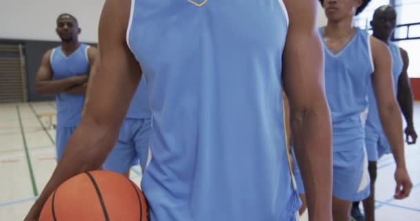形象严肃的非洲裔美国男性篮球运动员和多样化的球队在场上 慢动作 培训和团队活动 — 图库视频影像