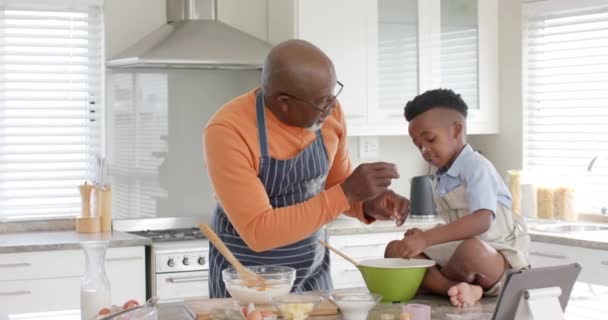 Szczęśliwy Afrykański Dziadek Wnuk Pieką Kuchni Zwolnione Tempo Gotowanie Jedzenie — Wideo stockowe