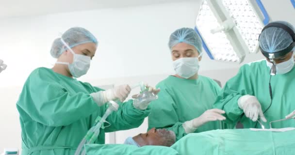 Zróżnicowani Chirurdzy Chirurgicznych Fartuchach Operujący Pacjenta Sali Operacyjnej Zwolnione Tempo — Wideo stockowe