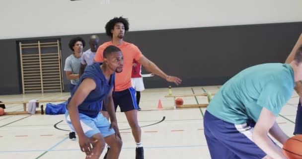 Разнообразные Баскетболисты Мужчины Блокируют Стреляют Мячом Время Игры Закрытом Корте — стоковое видео