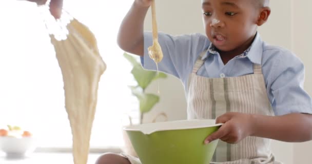 快乐的非洲裔美国人祖父和孙子笑着 在厨房烘焙 动作缓慢 生活方式 聚会和家庭生活 — 图库视频影像