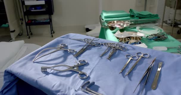 病院で演劇を操作するテーブルの上の手術器具の閉鎖 遅い動き そして仕事 — ストック動画